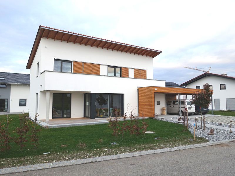 Marion Kolb - Wohnhaus mit Carport und Geräteschuppen