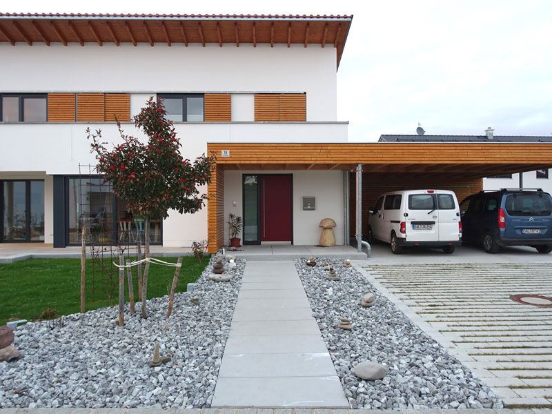 Marion Kolb - Wohnhaus mit Carport und Geräteschuppen